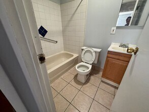 1004 S 52nd St in Philadelphia, PA - Foto de edificio - Building Photo