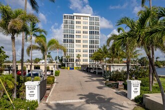 Seagate Manor in Delray Beach, FL - Foto de edificio - Building Photo