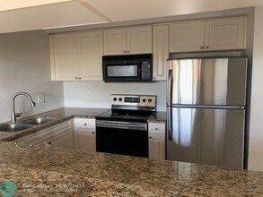 6976 W Sample Rd in Coral Springs, FL - Building Photo - Building Photo