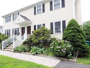 211 Hunyadi Ave in Fairfield, CT - Building Photo - Building Photo