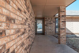 325 Chickasaw Ln in Yukon, OK - Building Photo - Building Photo