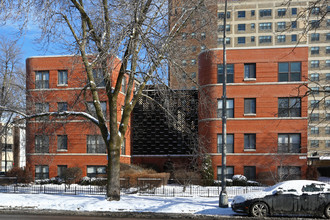 7425 N Sheridan Rd in Chicago, IL - Foto de edificio - Building Photo
