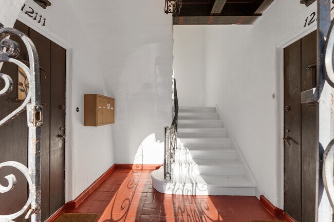 12109 Hoffman St, Unit 12109.5 in Studio City, CA - Building Photo - Building Photo