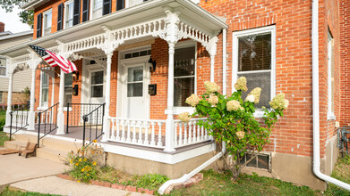 210 S High St in Galena, IL - Foto de edificio - Building Photo