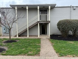 1935 Gardiner Ln in Louisville, KY - Building Photo