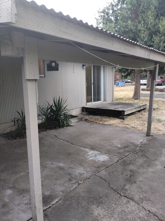 329 F St in Springfield, OR - Building Photo