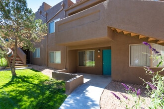 Las Kivas in Albuquerque, NM - Foto de edificio - Building Photo