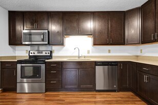 Oaks Lincoln Apartments