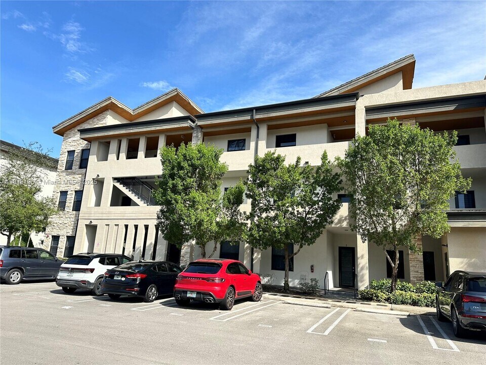 7925 NW 104th Ave in Doral, FL - Building Photo