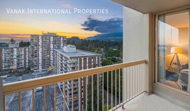 2008-2008 Fullerton Ave in North Vancouver, BC - Building Photo - Building Photo