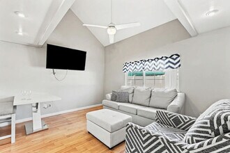 5218 Beach Dr in Panama City, FL - Foto de edificio - Building Photo