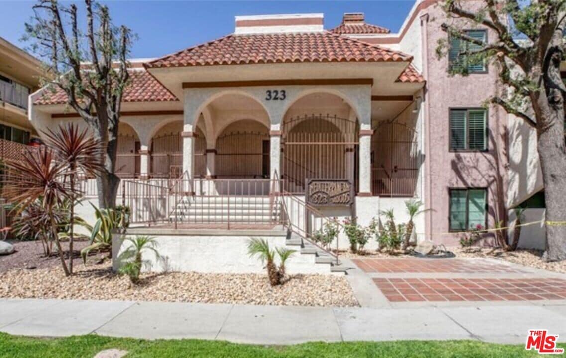323 N Jackson St in Glendale, CA - Building Photo