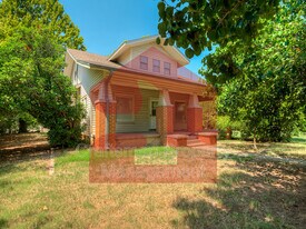 1501 Gladstone Terrace in The Village, OK - Building Photo