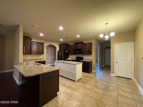 5010 Maggie Ln in Panama City, FL - Foto de edificio - Building Photo