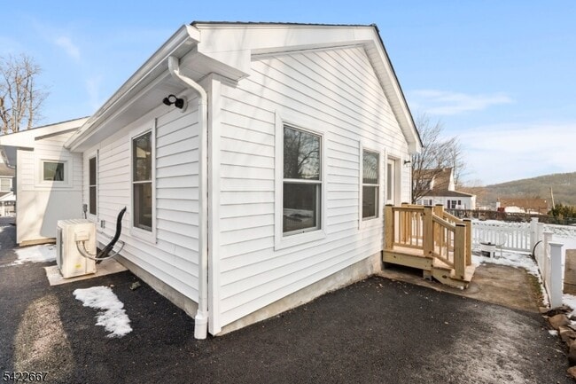 property at 7 Mountain Rd