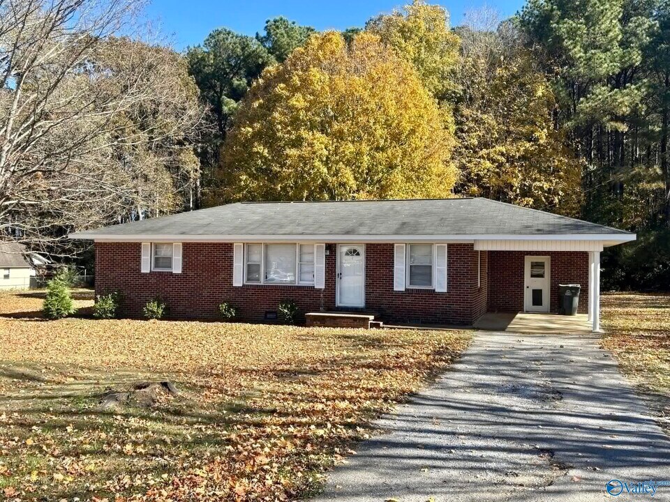 17456 Lucas Ferry Rd in Athens, AL - Building Photo