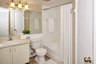 355 Lakepointe Dr in Altamonte Springs, FL - Building Photo - Building Photo