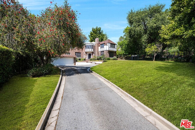 2441 Glendower Ave in Los Angeles, CA - Building Photo - Building Photo