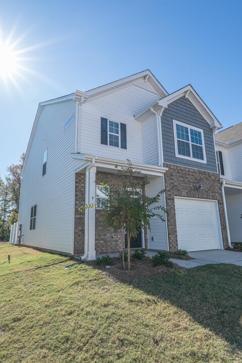 9 Loebner Ln in Simpsonville, SC - Building Photo