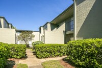 Creekside Villas at Clear Lake Apartments photo'