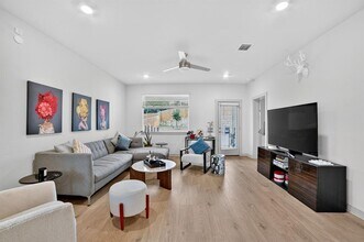 2413 Tucker Ln in Austin, TX - Building Photo - Building Photo