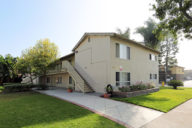 Malden Terrace Apartments in Fullerton, CA - Foto de edificio - Building Photo