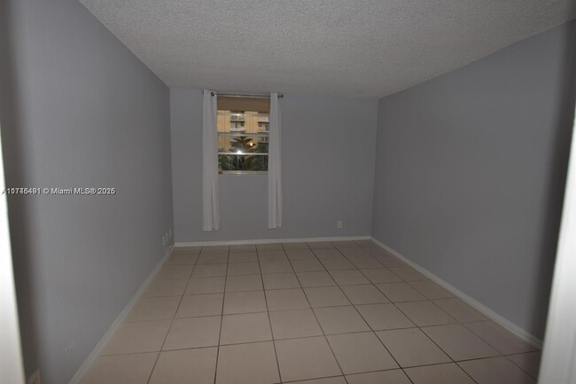 4550 NW 9th St, Unit 405E in Miami, FL - Building Photo - Building Photo