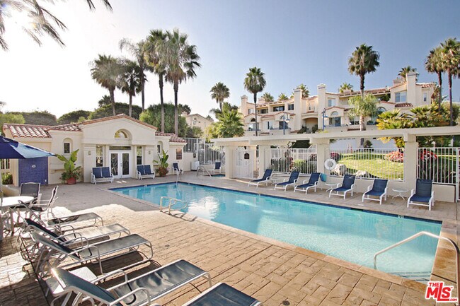 6473 Zuma View Pl in Malibu, CA - Building Photo - Building Photo