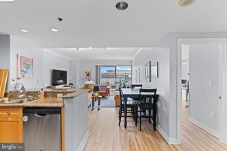 777 7th St NW, Unit 1014 in Washington, DC - Building Photo - Building Photo