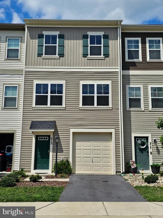 215 Crofton Ct in Stephenson, VA - Building Photo