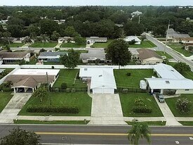 5308 S Lockwood Ridge Rd in Sarasota, FL - Building Photo