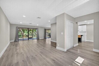 1202 Essex Dr in Wellington, FL - Building Photo - Building Photo