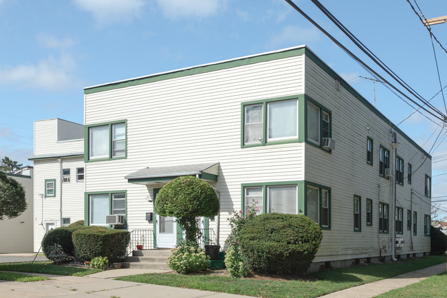 20 Saint James Pl in Lynbrook, NY - Building Photo - Building Photo