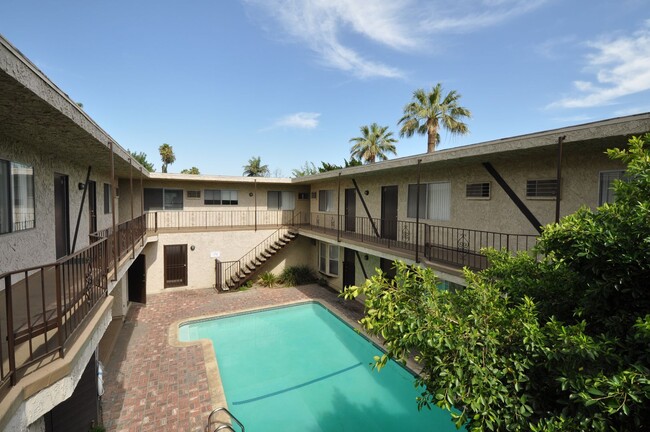 6954 Woodman Ave, Unit 05 in Los Angeles, CA - Building Photo - Building Photo