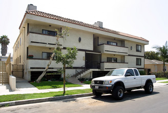 3352 Oakhurst Ave in Los Angeles, CA - Building Photo - Building Photo