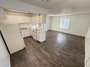 147 Westminster Way in Henderson, NV - Building Photo - Building Photo