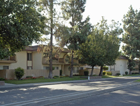 Los Arbolitos Apartments in Fresno, CA - Building Photo - Building Photo