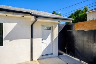 14302 Van Nuys Blvd in Arleta, CA - Foto de edificio - Building Photo