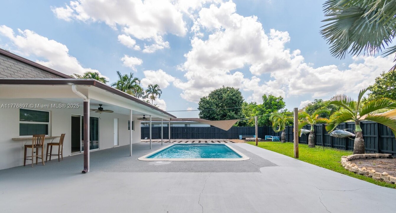 7560 NW 15th St in Plantation, FL - Building Photo