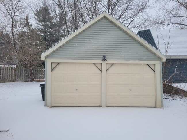 1281 S Monroe Ave in Green Bay, WI - Building Photo - Building Photo