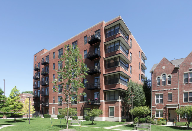 Rennaissance Place in Chicago, IL - Foto de edificio - Building Photo