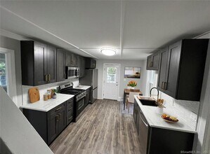 126 Hoadley St in Naugatuck, CT - Building Photo - Building Photo