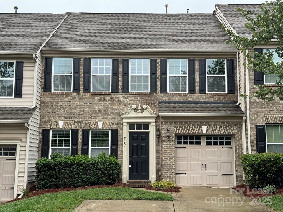 9457 Alice McGinn Drive in Charlotte, NC - Building Photo