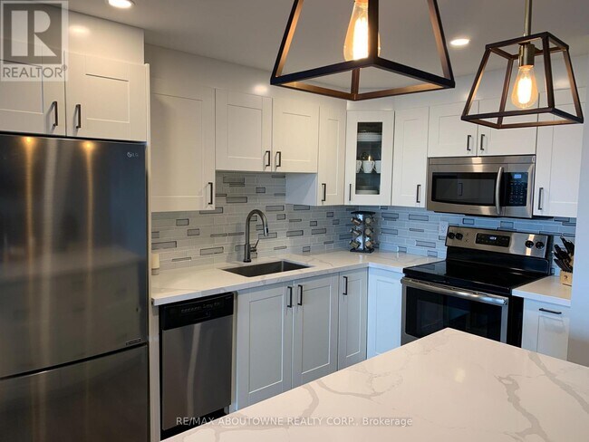 2263 Marine Dr in Oakville, ON - Building Photo - Building Photo