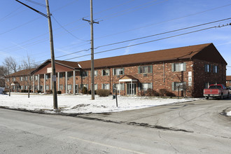 Lakeshore Colonial Apartments in Lorain, OH - Building Photo - Building Photo