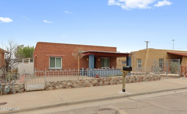 325 Vista Hill Dr in El Paso, TX - Building Photo - Building Photo