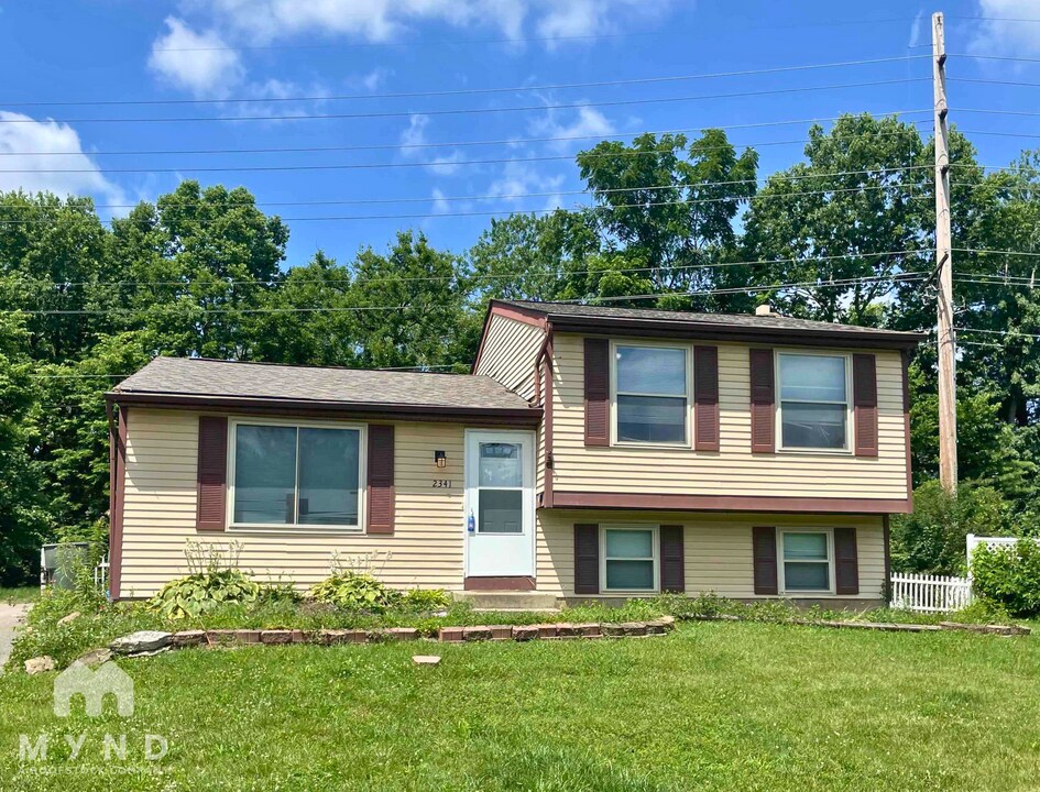 2341 Topaz Dr in Grove City, OH - Building Photo
