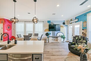 1010 Melneeka Ln in Houston, TX - Building Photo
