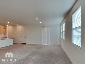 8207 C Lopez Jr Wy in Elk Grove, CA - Foto de edificio - Building Photo