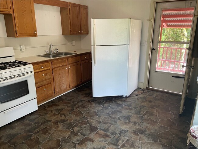 7 Wells Ave in Oneonta, NY - Building Photo - Building Photo